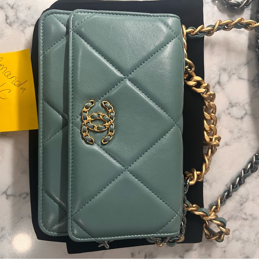 Chanel 19 WOC - Picture 8 of 11
